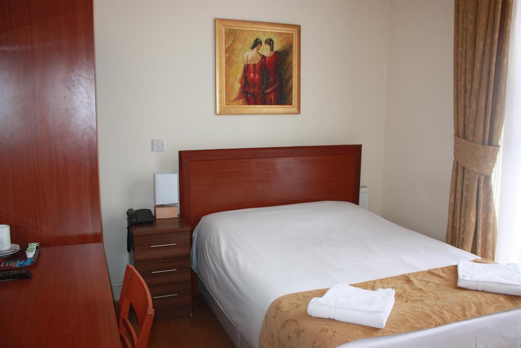 Corner House Hotel London Room photo
